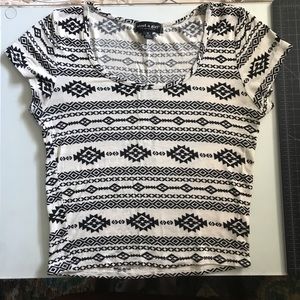 🌈2/$20 NEW Tribal black & white crop top